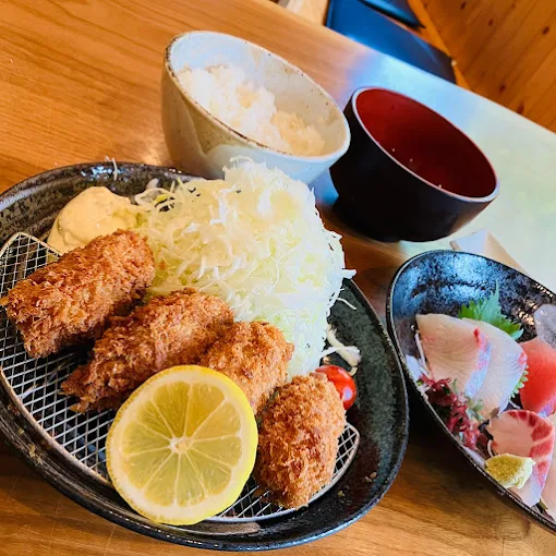 サクサクのフライ定食とお刺身の盛り合わせ